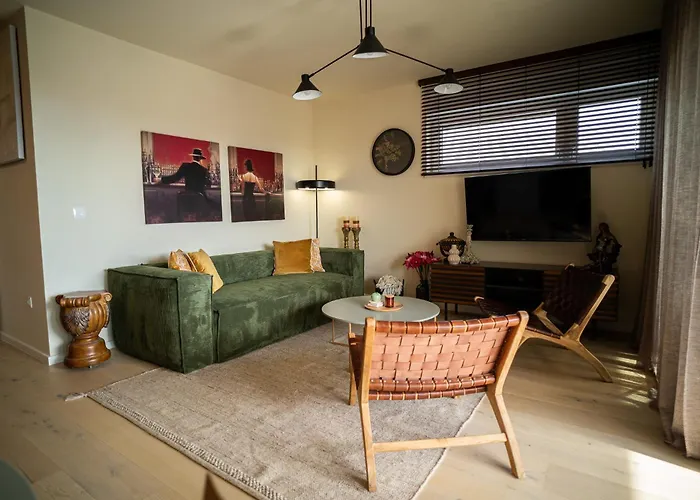 California By Belmont Realty זאדאר