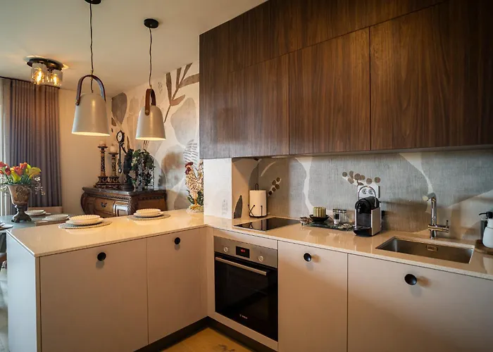 California By Belmont Realty זאדאר